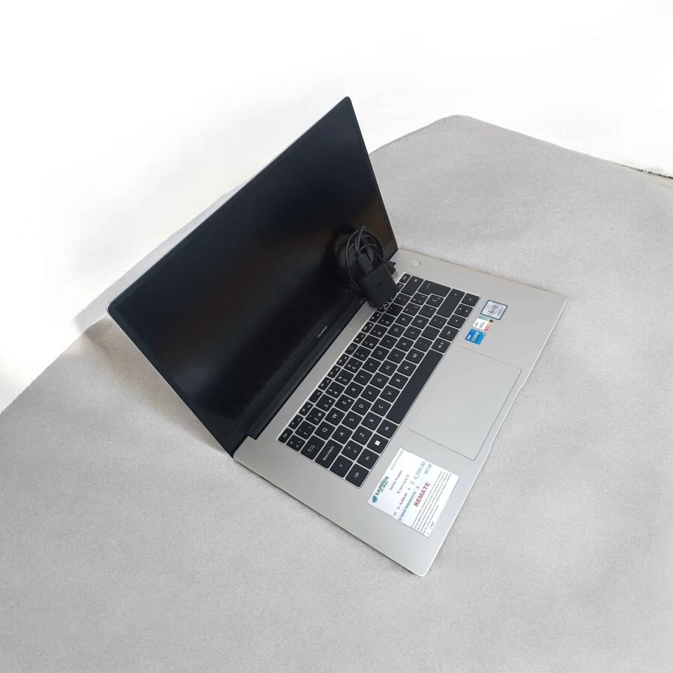 Laptop Huawei 8 ram core i5 sin cargador
