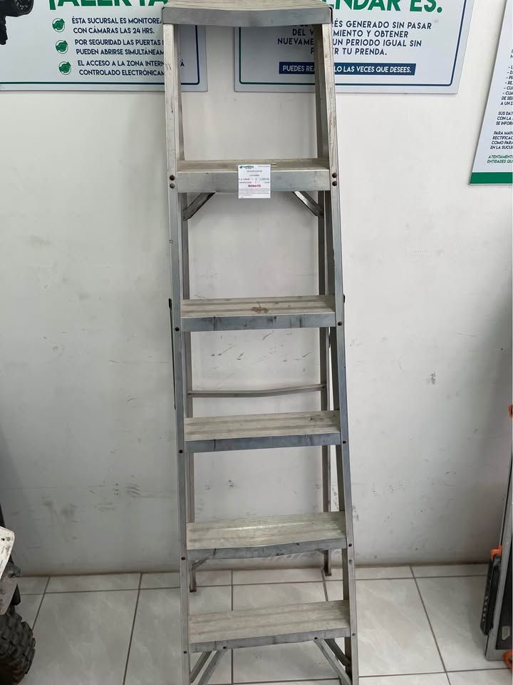 Escalera 5 Peldaños Tijera - Cuprum-Usado