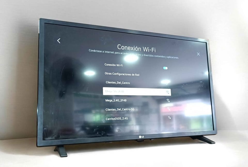 Pantalla Smart LG 32" patitas y control