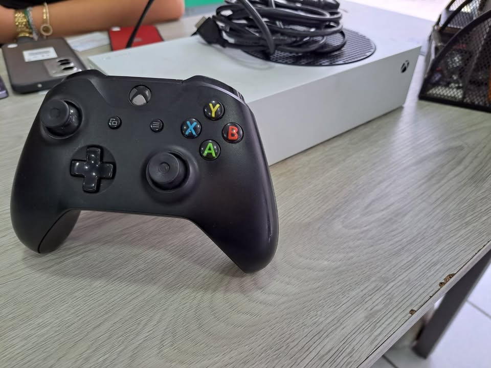 Videojuego XBOX serie S, un control y cables XBOX