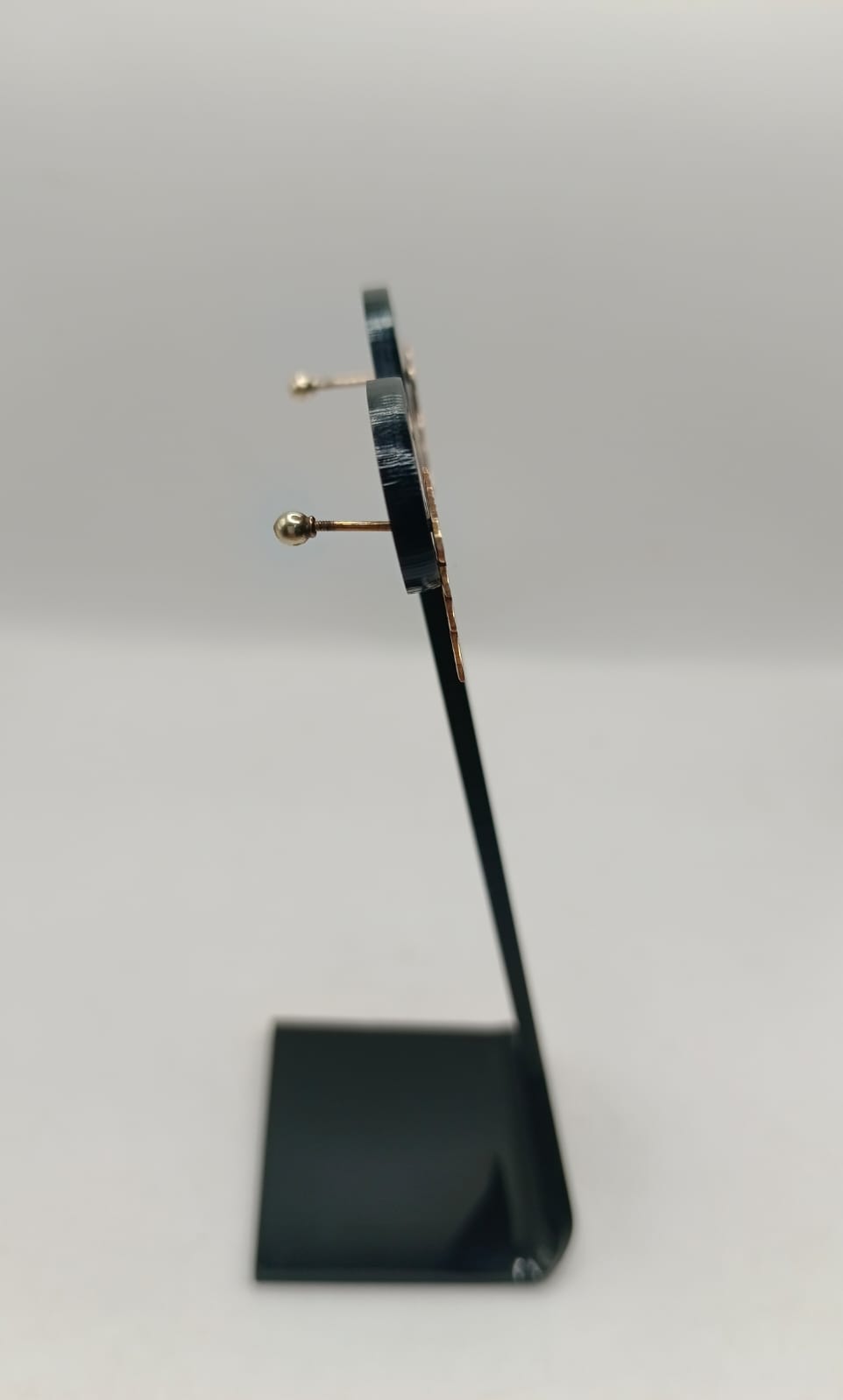 Aretes letra "L" ORO 10k peso 1.4gr, usado