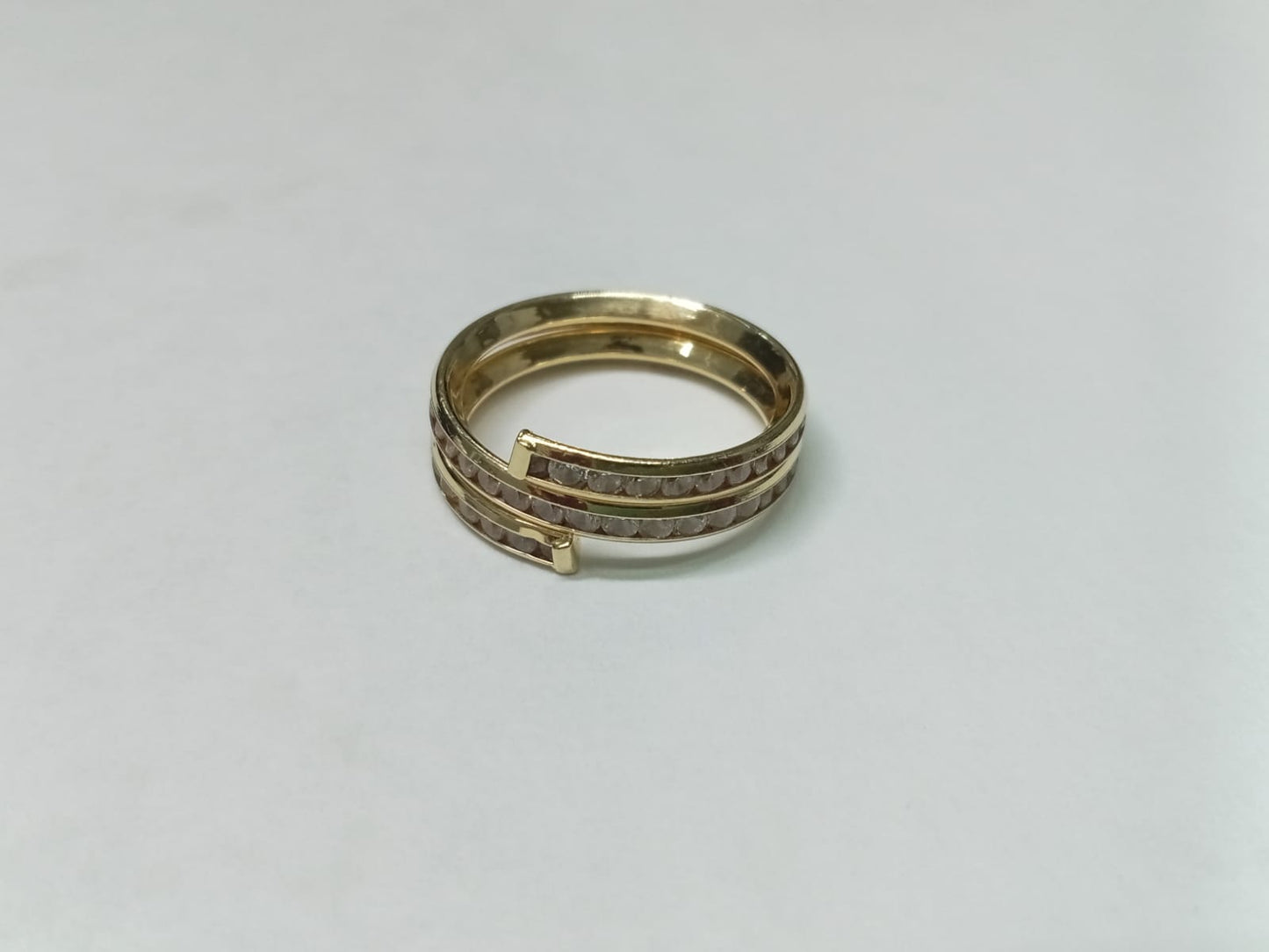 ✨ Anillo de Oro con Piedras Sintéticas – Talla 6.5 ✨