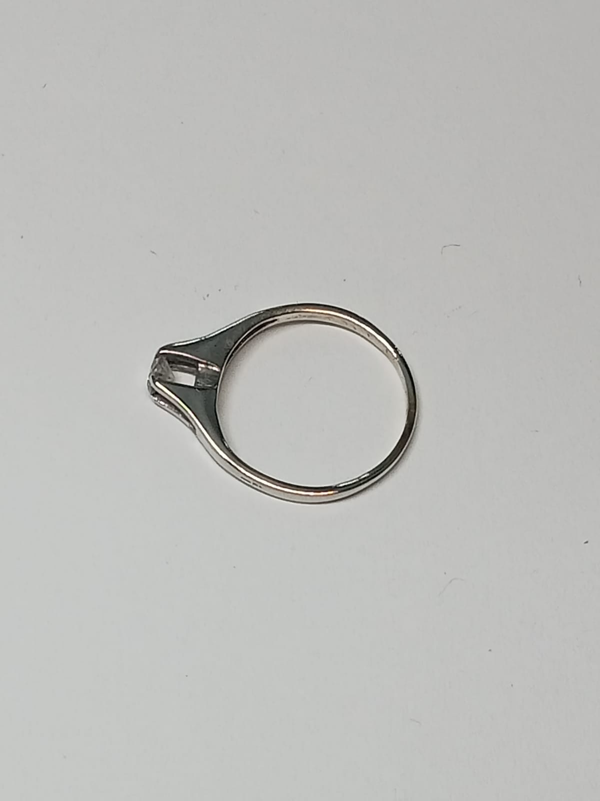 Anillo Solitario de Oro Blanco – Talla 6 | 1.4 g