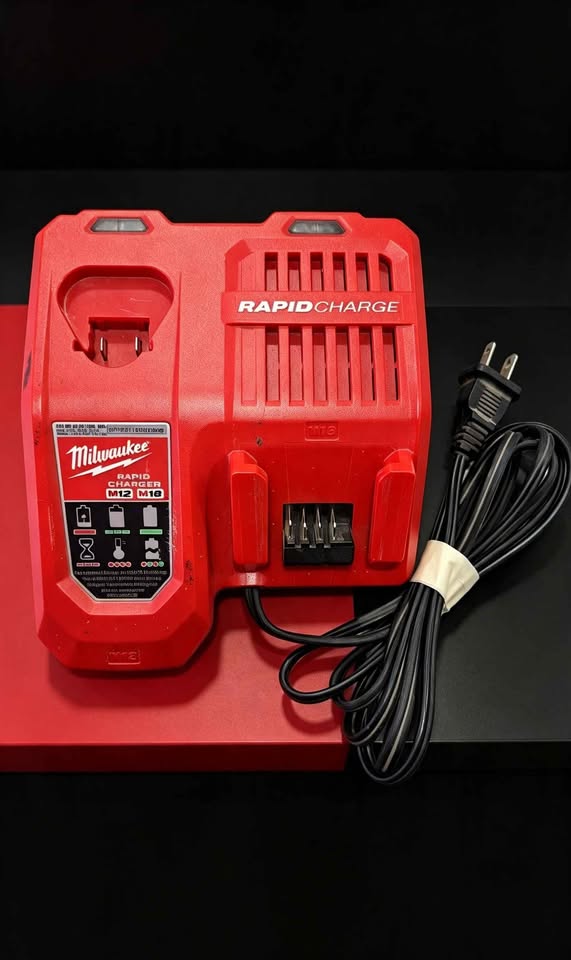 TALADRO MILWAUKEE CON 1 BATERIA Y CARGADOR