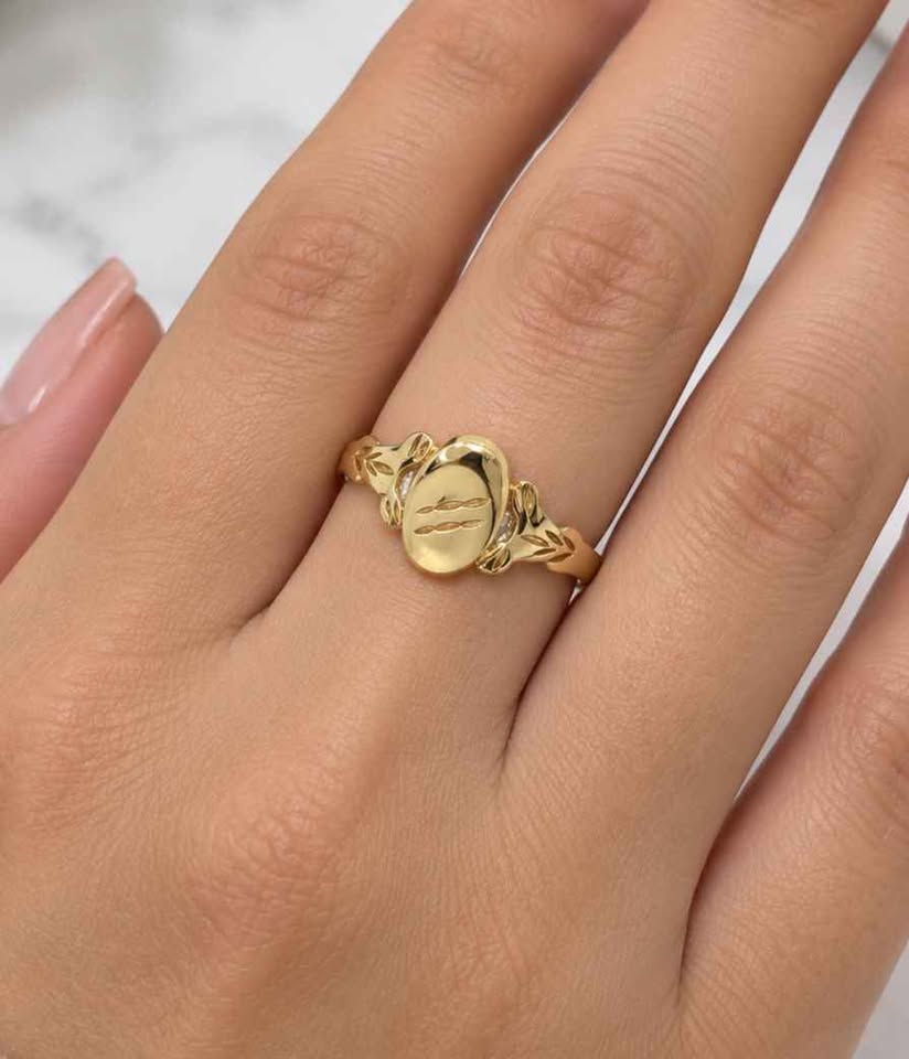 Oro anillo con óvalo al centro 10k 1.2g