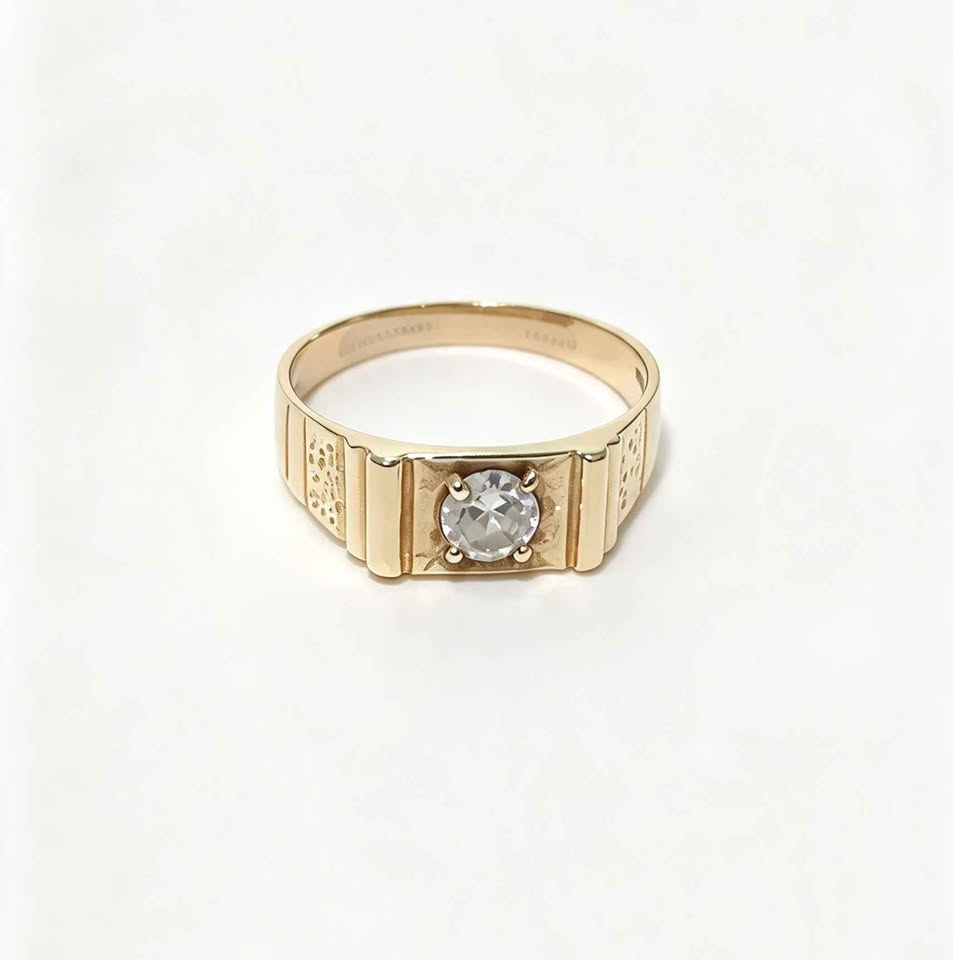 Oro anillo con piedra #8 10k 2.5g USADO