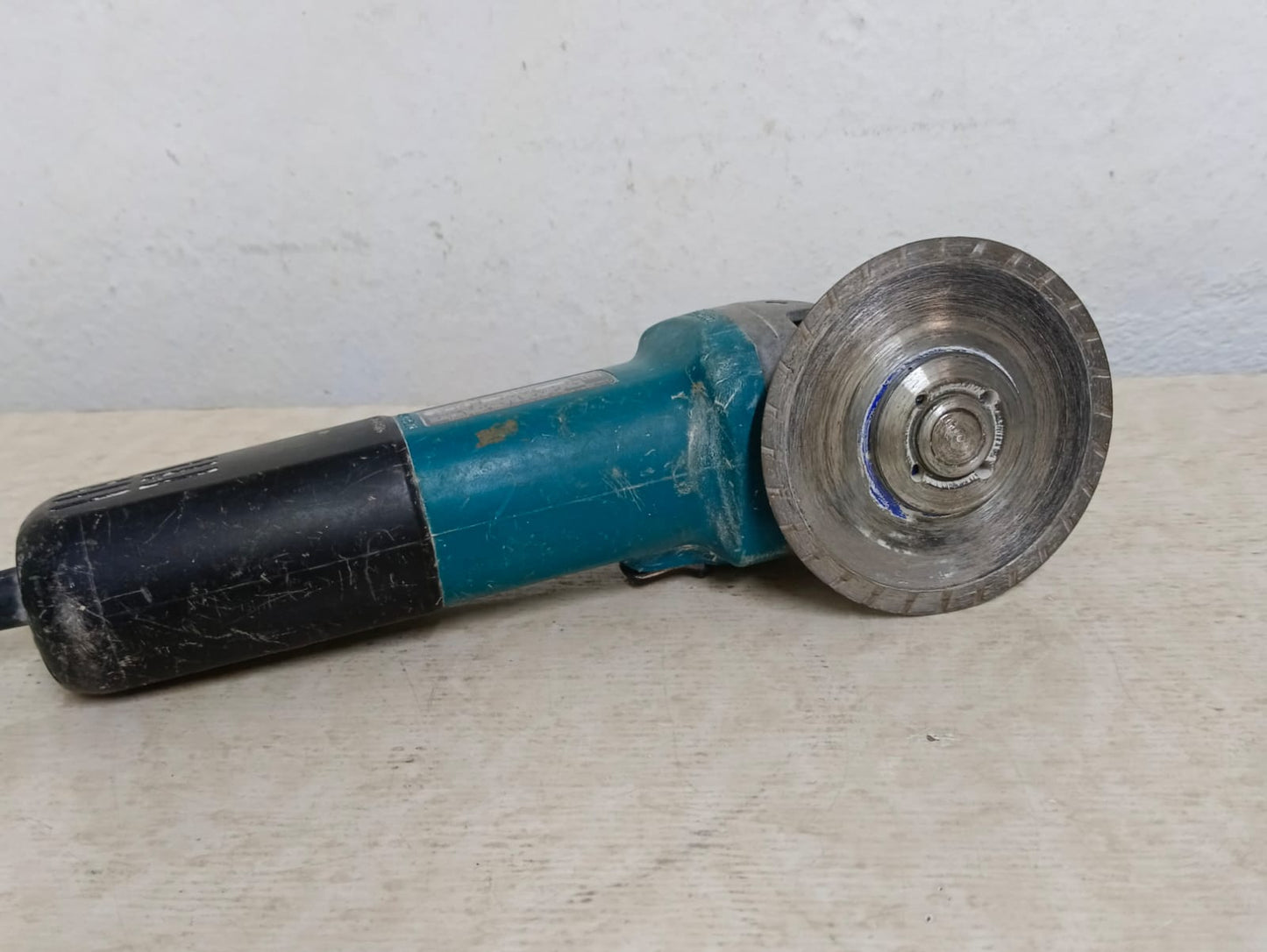 Mini esmeril Makita 9557nb con disco, usado