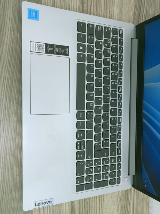 Laptop Lenovo IdeaPad con 8 GB RAM + 256 GB SSD usada