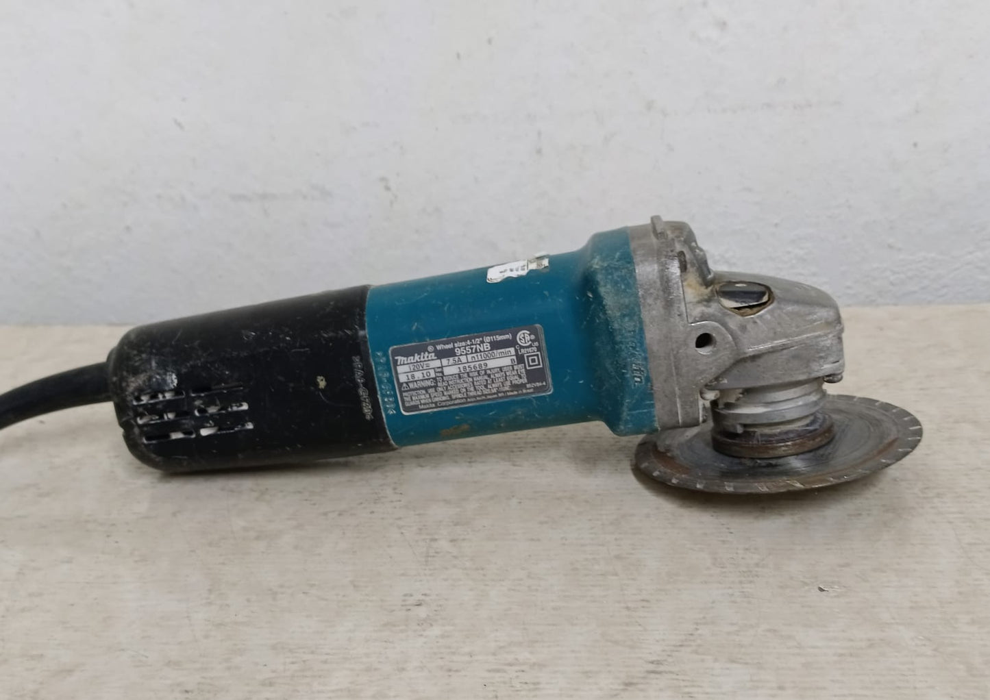 Mini esmeril Makita 9557nb con disco, usado