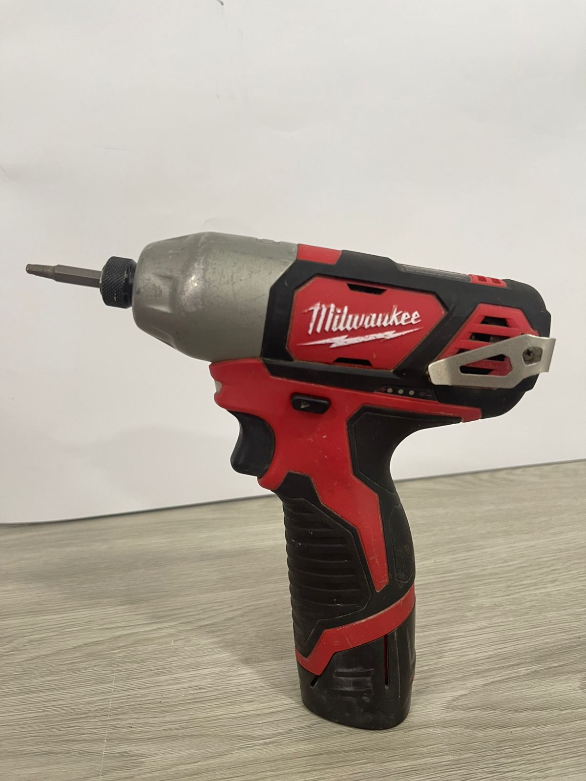Milwaukee 2401-22 M12, 12 voltios, iones de litio, 6.35 mm-Usado