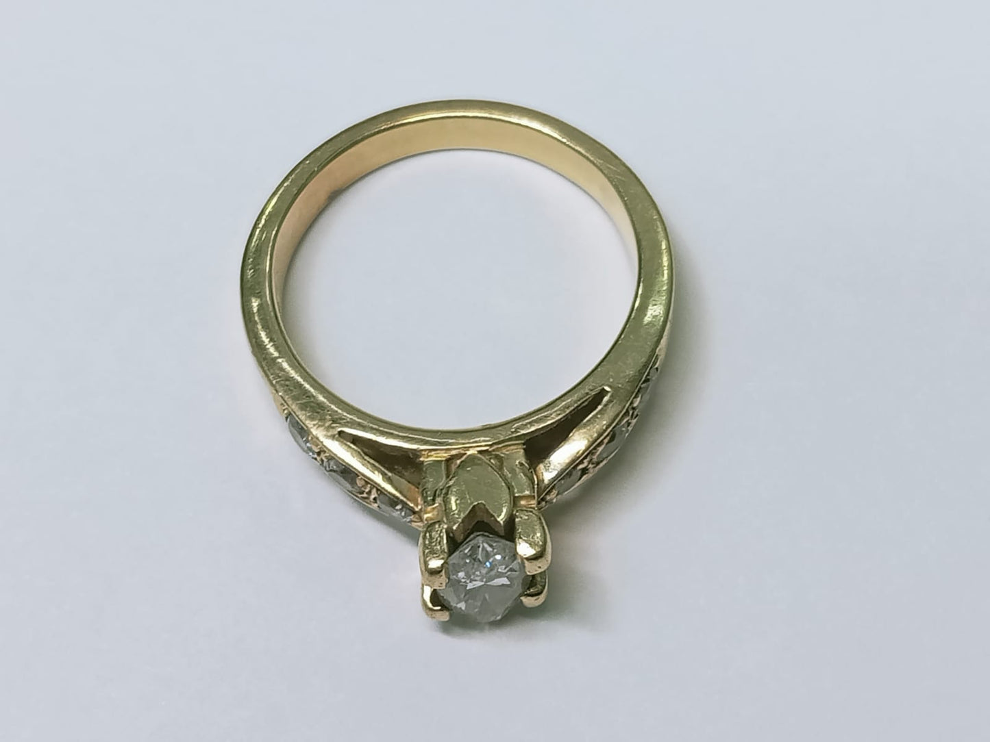 Anillo Solitario en Oro de 18k con Diamantes Laterales