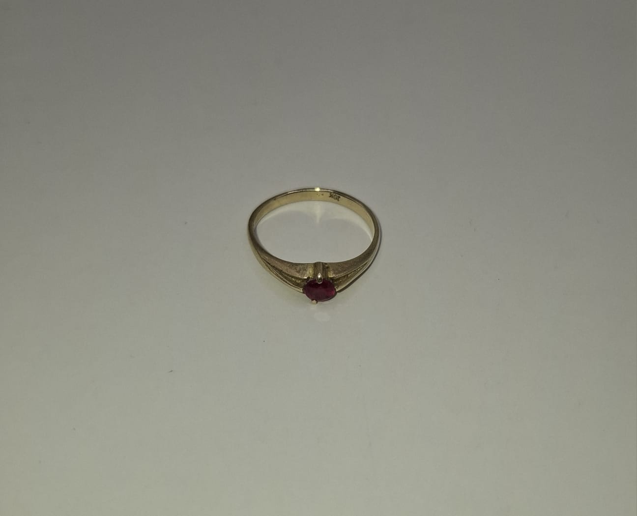 Anillo piedra roja ORO 10k peso 1.9gr, usado