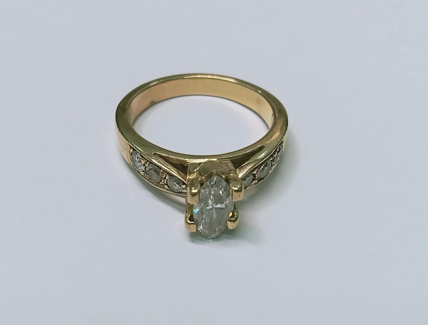 Anillo Solitario en Oro de 18k con Diamantes Laterales