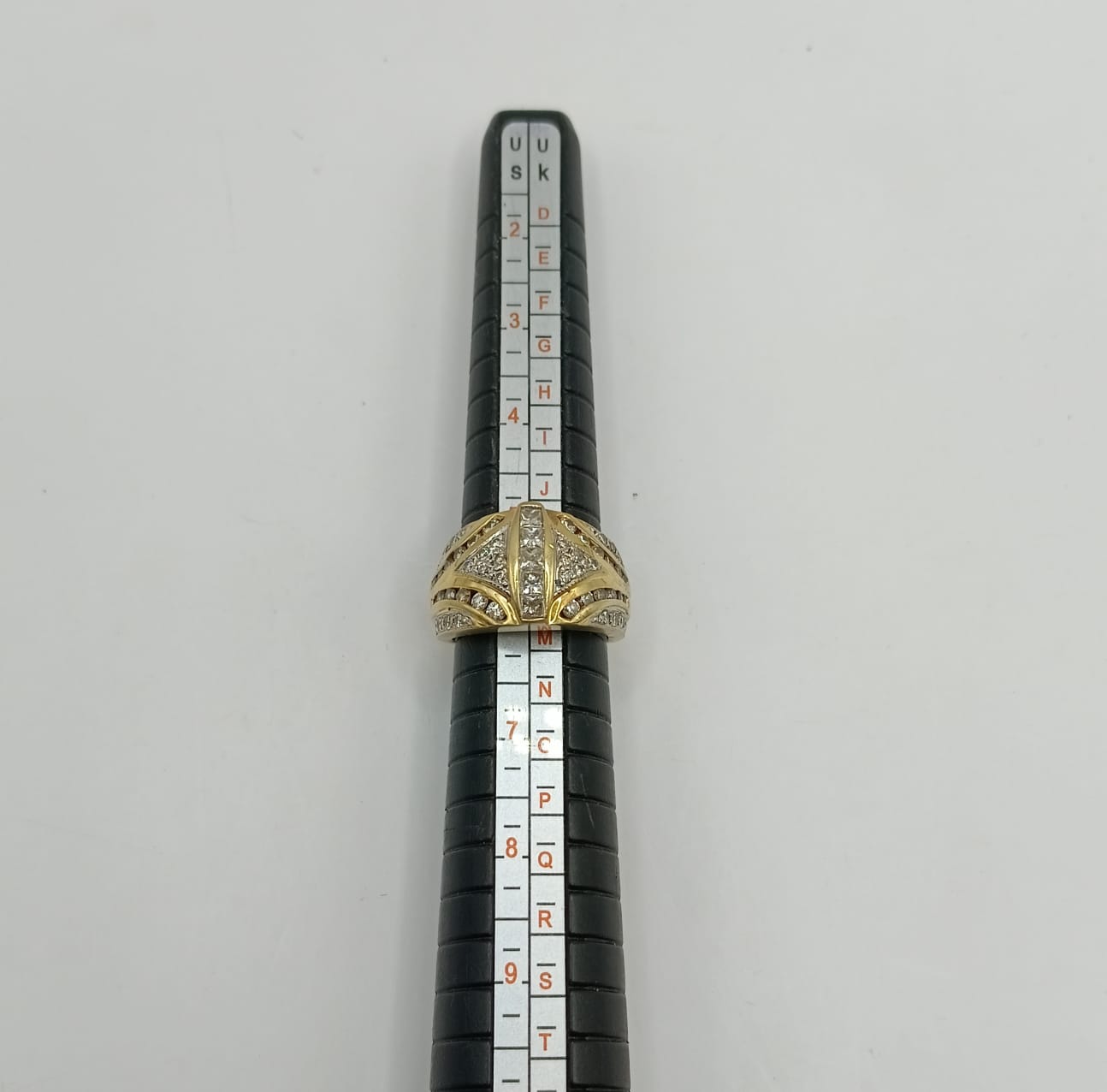 Anillo diseño especial con sinteticos ORO 18k peso 10.7gr, usado