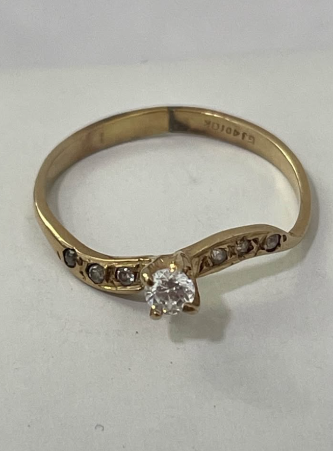 Anillo con piedra Oro 10 k/ 0.9 gr