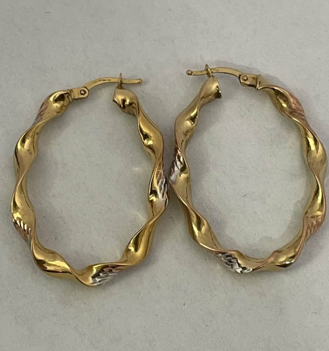 Aretes tipo arracada ondulada de oro 10k/ 2.6 gr