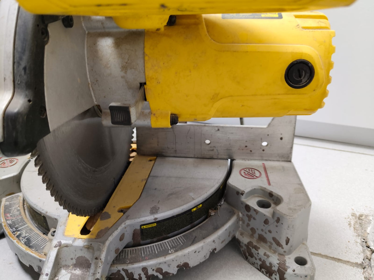 STANLEY Sierra de Inglete 10” 1650W SM16-B3 (Usada)