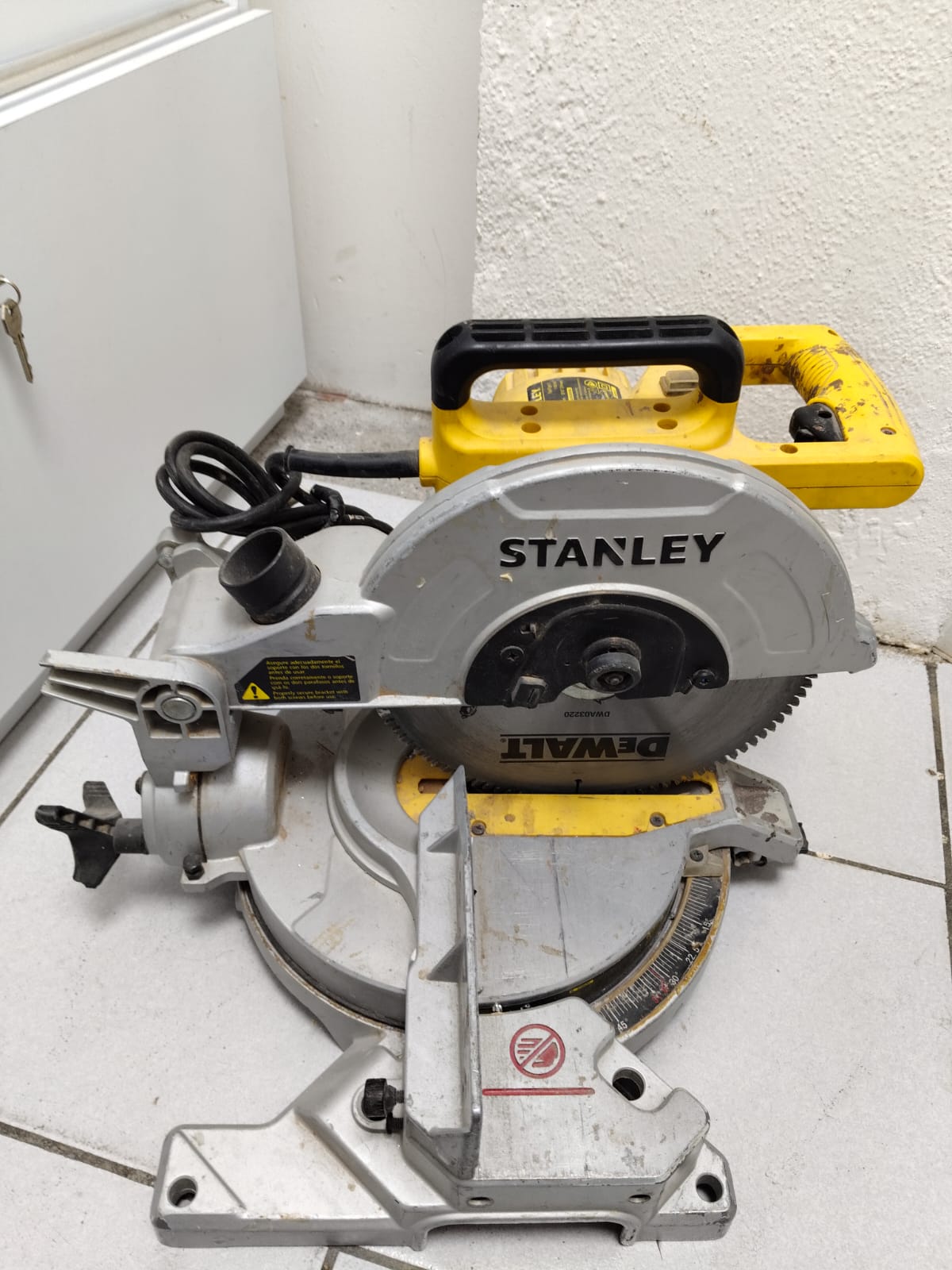 STANLEY Sierra de Inglete 10” 1650W SM16-B3 (Usada)