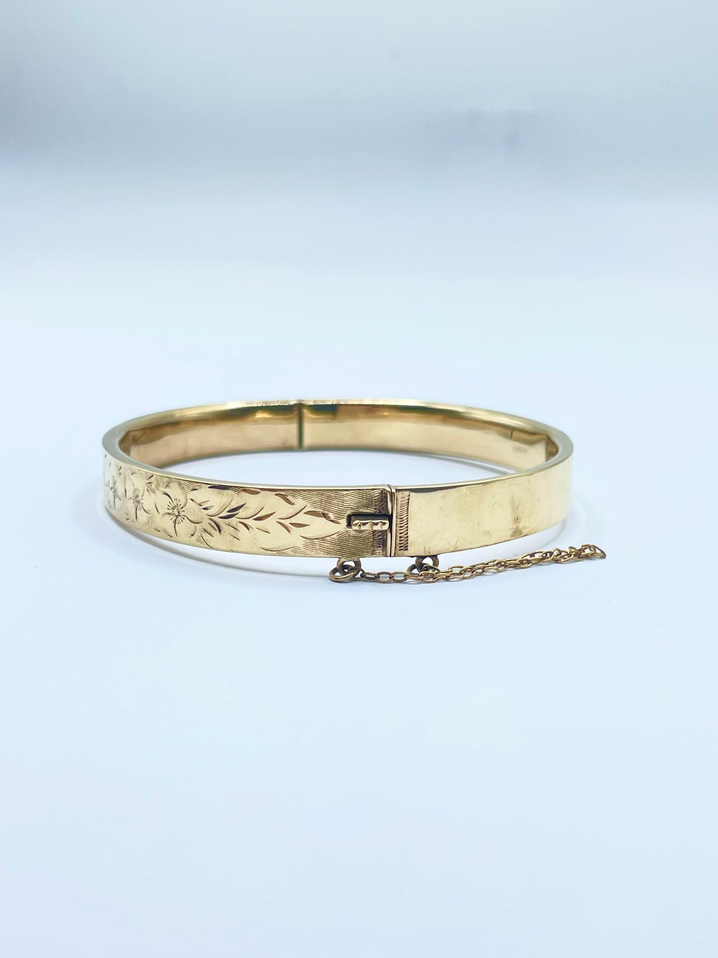 Brazalete Rígido de Oro de 8K con Grabado Floral