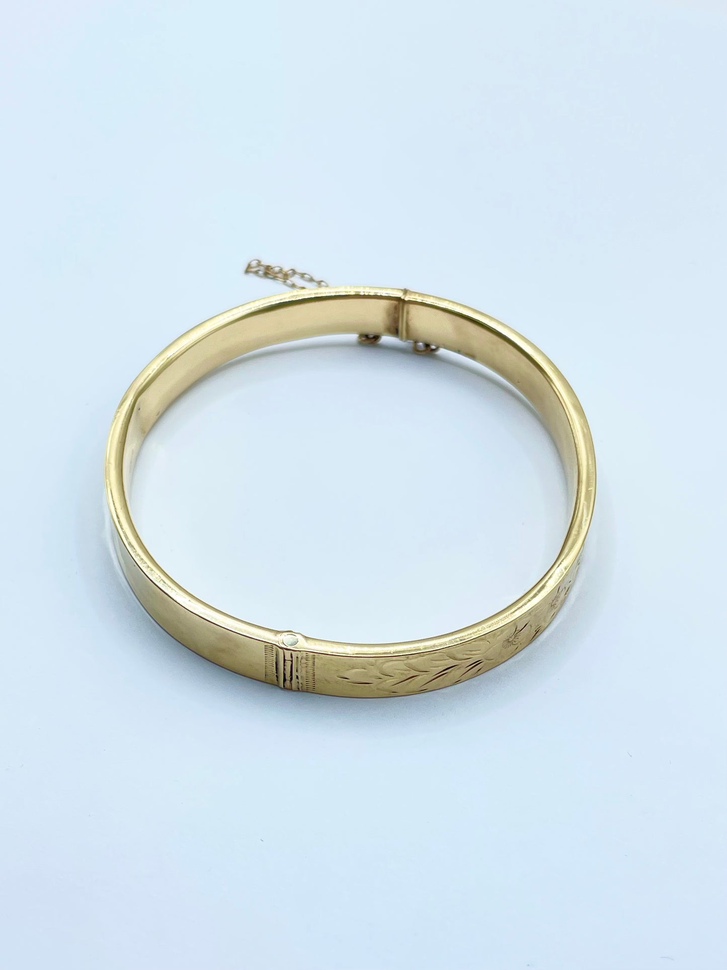 Brazalete Rígido de Oro de 8K con Grabado Floral