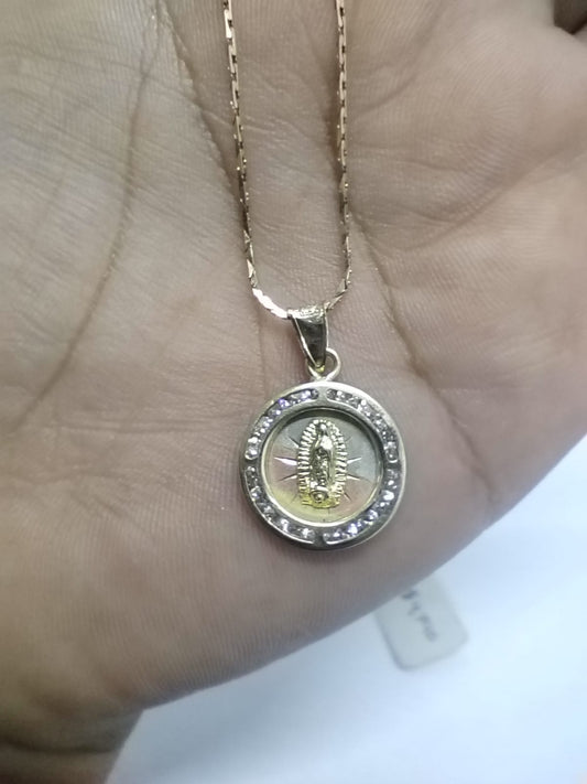 ⛪ DIJE RELIGIOSO VIRGEN DE GUADALUPE – 10K, 1.3 GRAMOS, CON PIEDRA DECORATIVA ✨💛