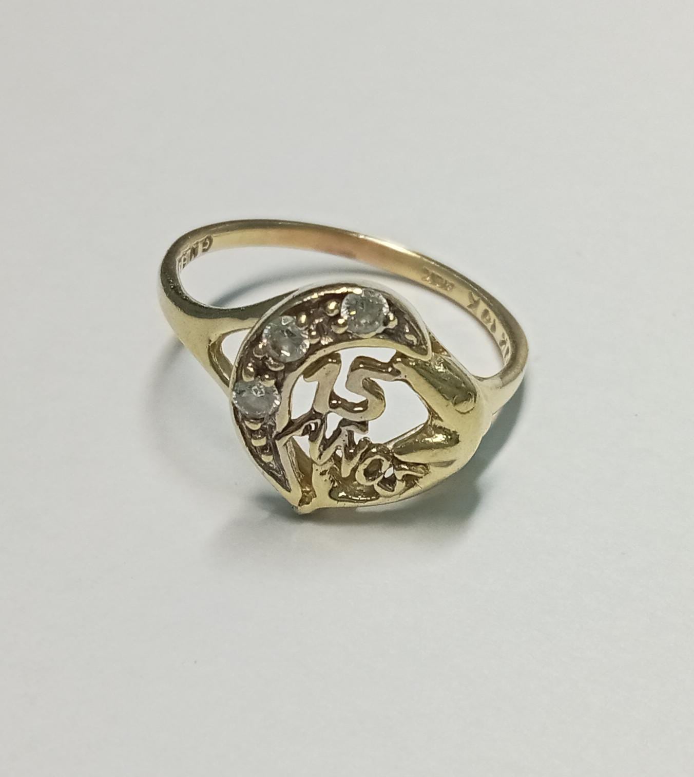 Anillo de 15 Años en Oro 10k con Corazón y Piedras Brillantes
