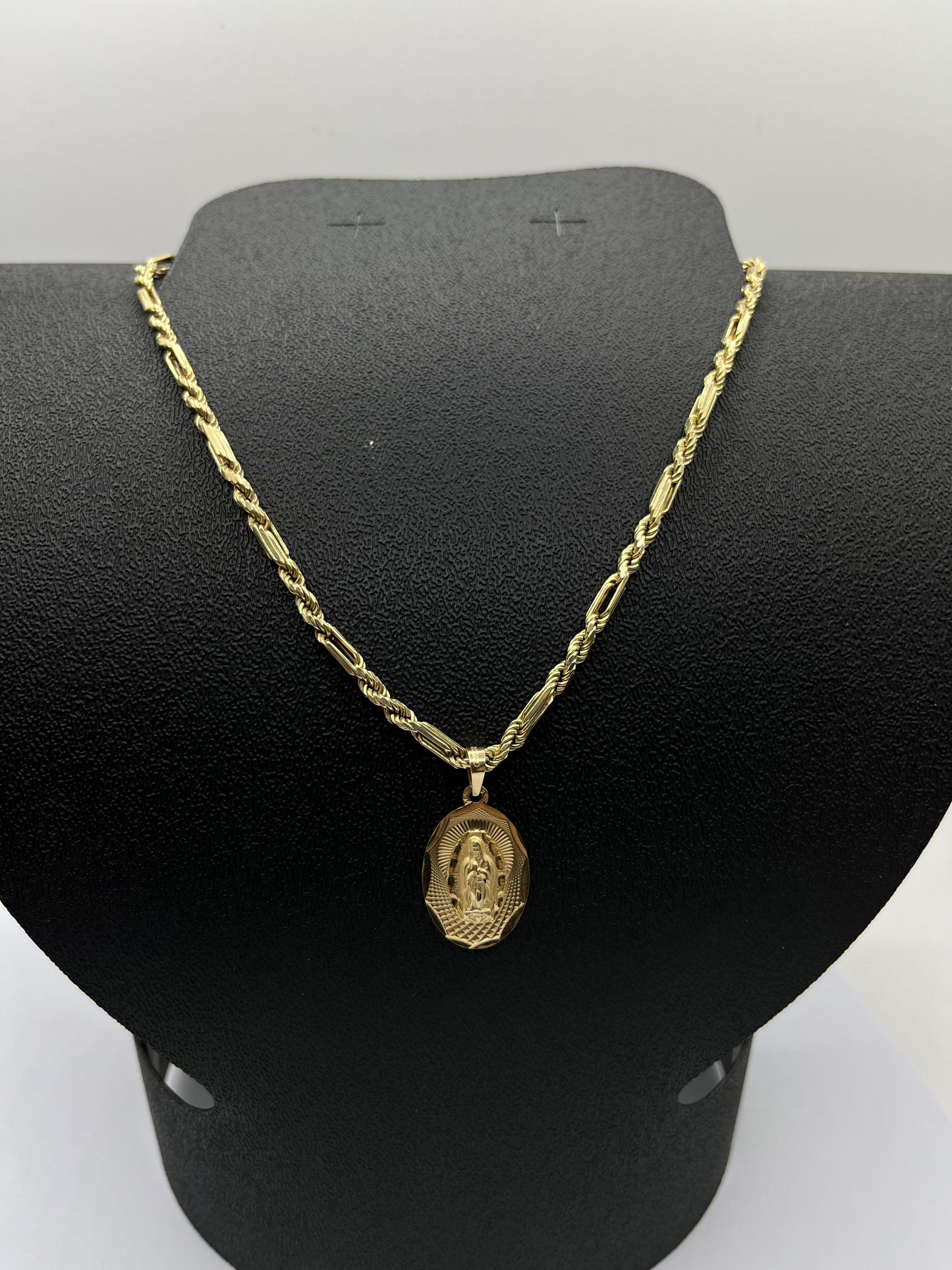 Cadena de Oro Estilo Torsal Figaro con Dije de Virgen — 19.3 g | 10k | 30 cm (abrochada)