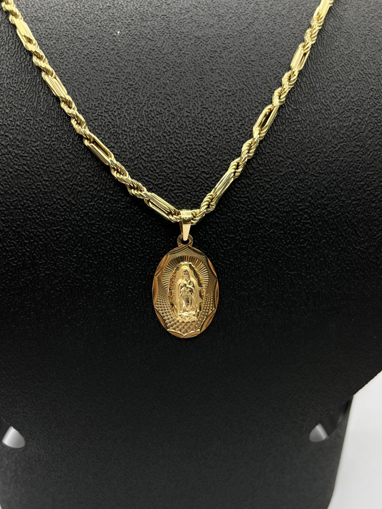 Cadena de Oro Estilo Torsal Figaro con Dije de Virgen — 19.3 g | 10k | 30 cm (abrochada)