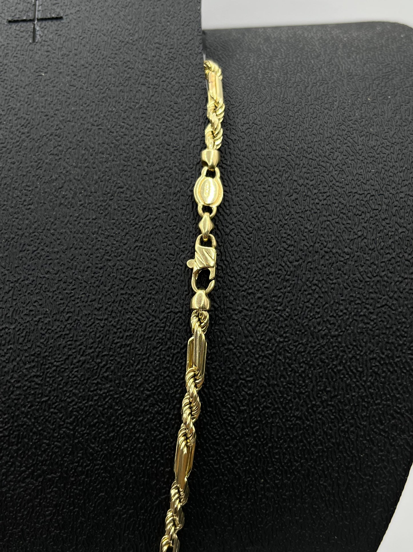 Cadena de Oro Estilo Torsal Figaro con Dije de Virgen — 19.3 g | 10k | 30 cm (abrochada)
