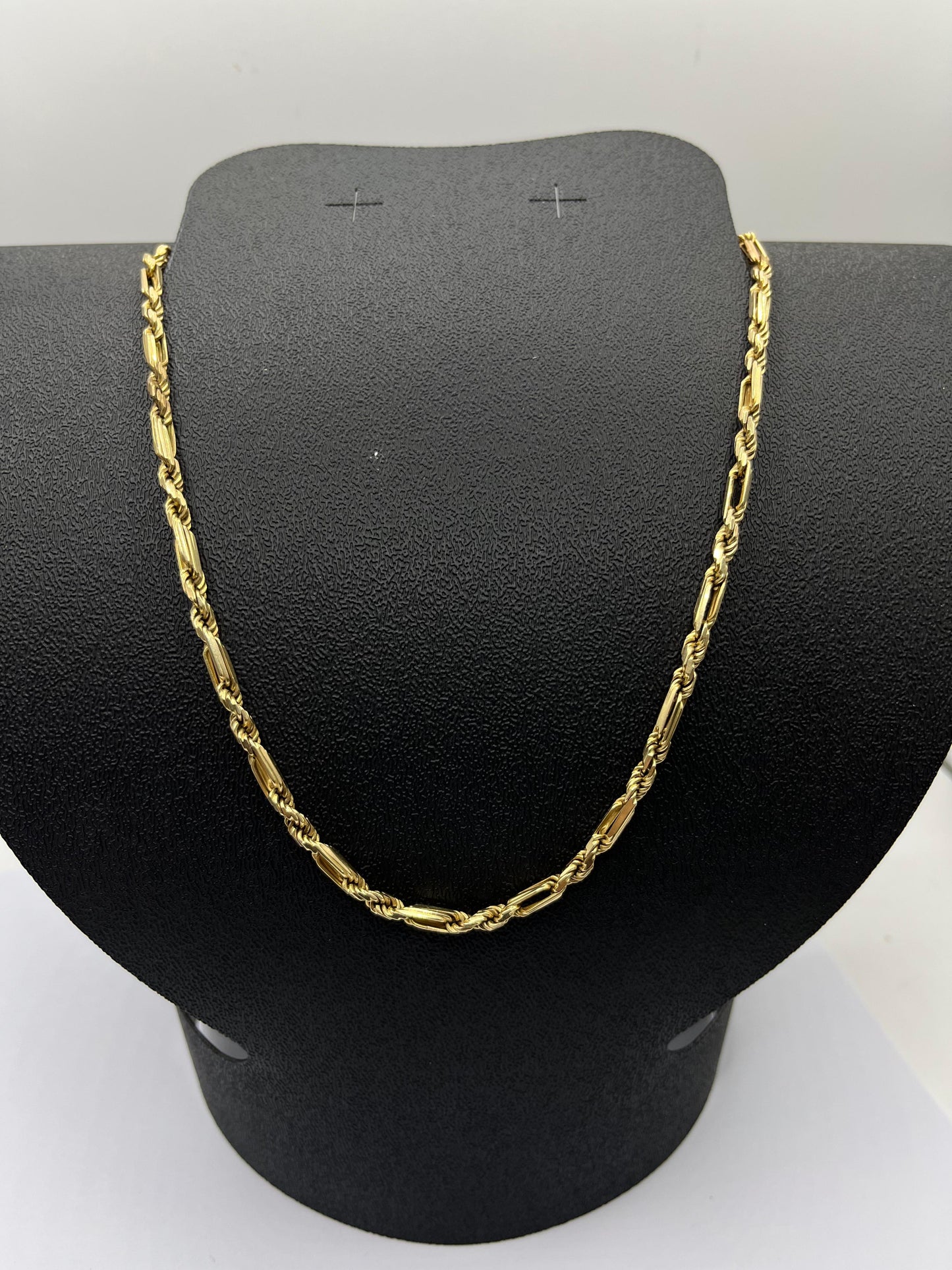 Cadena de Oro Tipo Torsal Fígaro — 36.8 g | 14k | 33 cm (abrochada)