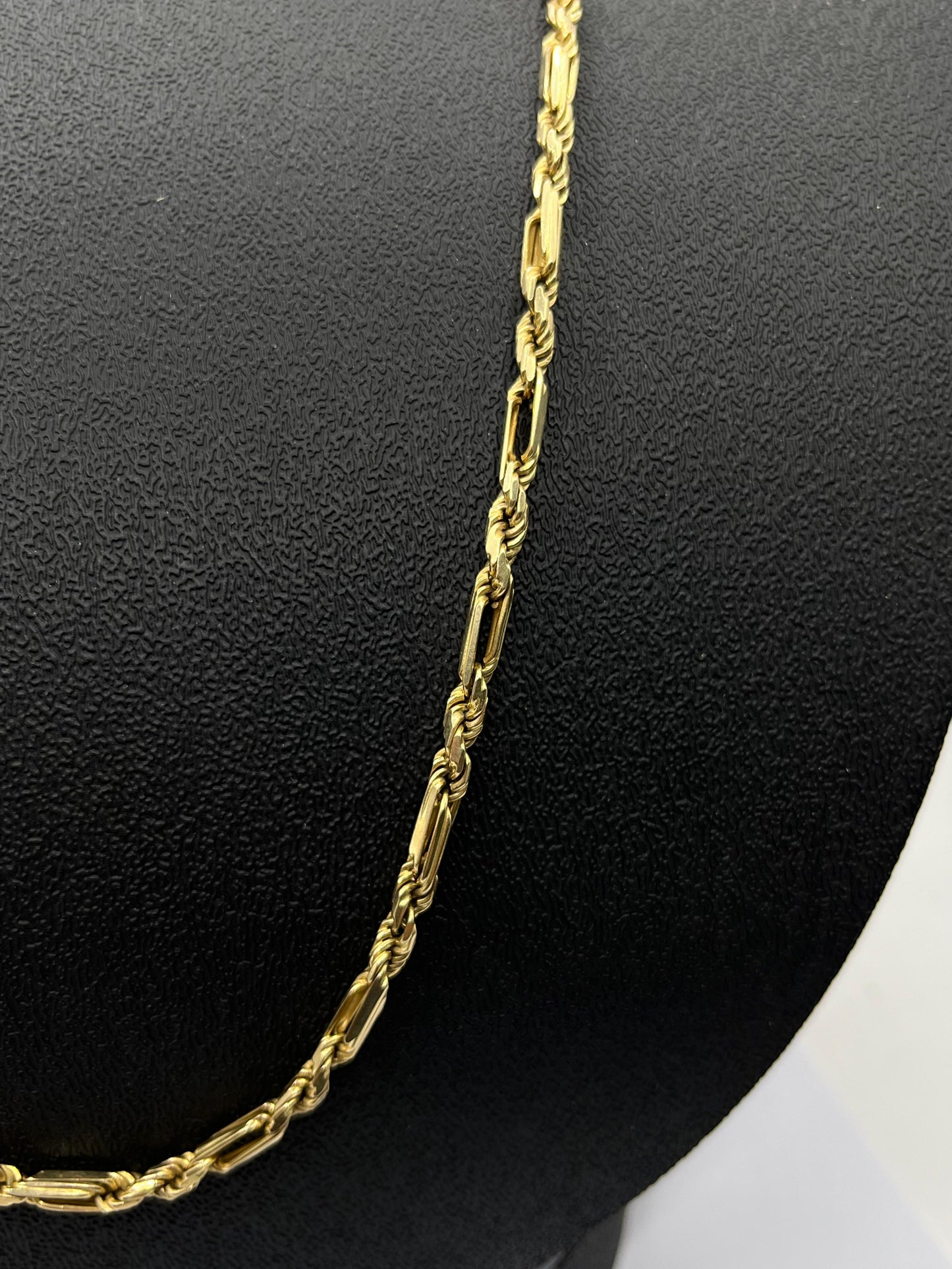 Cadena de Oro Tipo Torsal Fígaro — 36.8 g | 14k | 33 cm (abrochada)