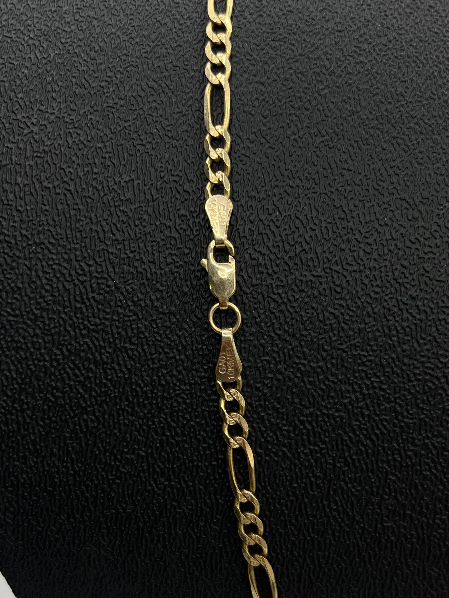 Cadena de Oro Figaro — 10k | 11.5r | 28cm (abrochada)