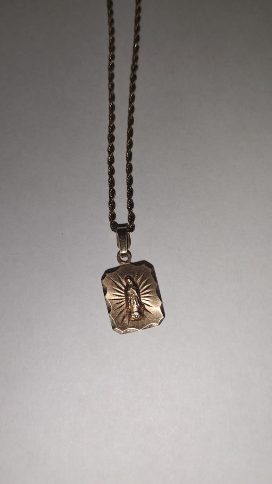 💎✨ CADENA TIPO TORSAL CON DIJE CUADRADO DE LA VIRGEN DE GUADALUPE EN ORO 10KT ✨💎