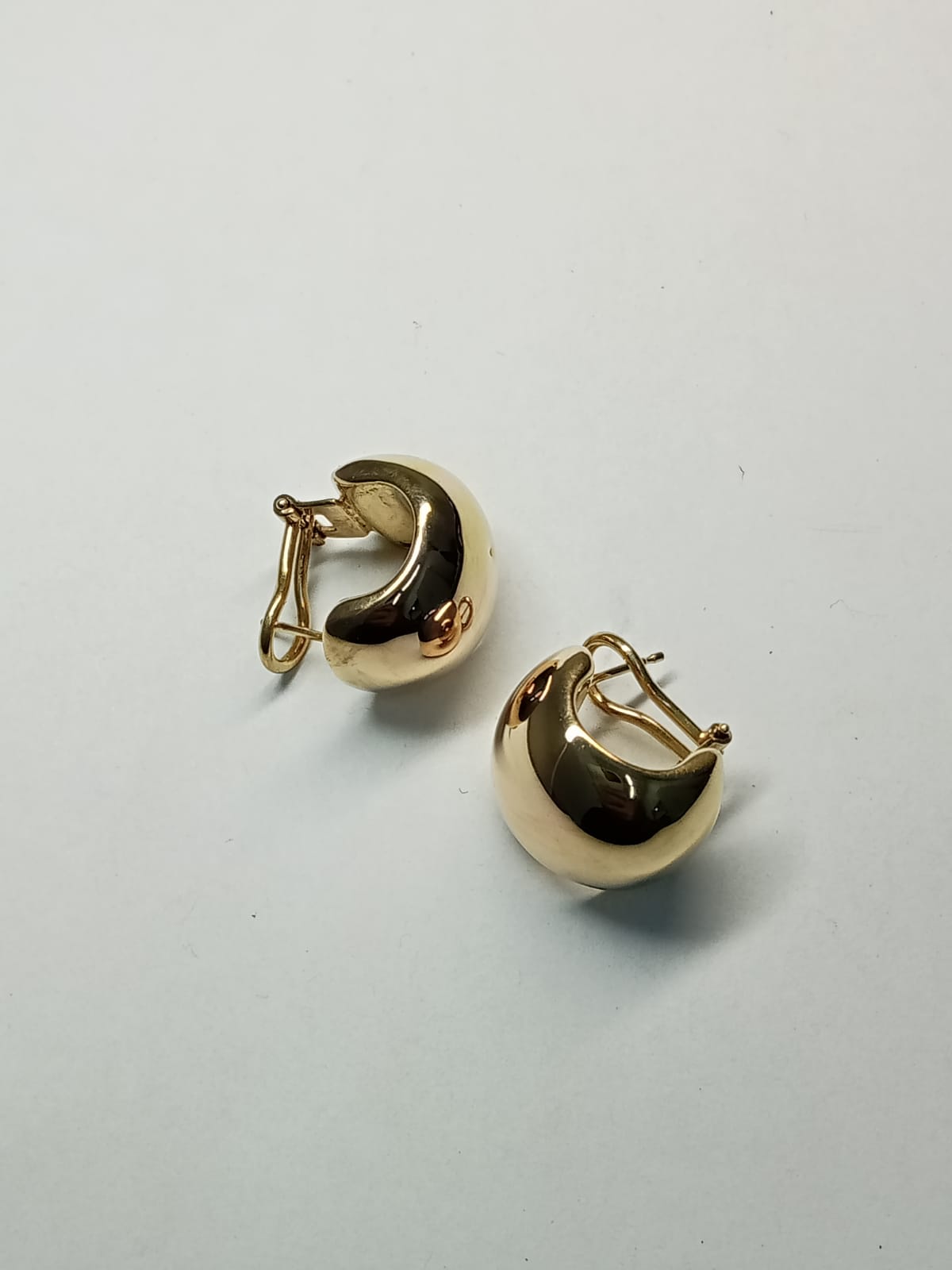 Par de Aretes Lisos en Oro 10K con Cierre de Presión – 5.4g