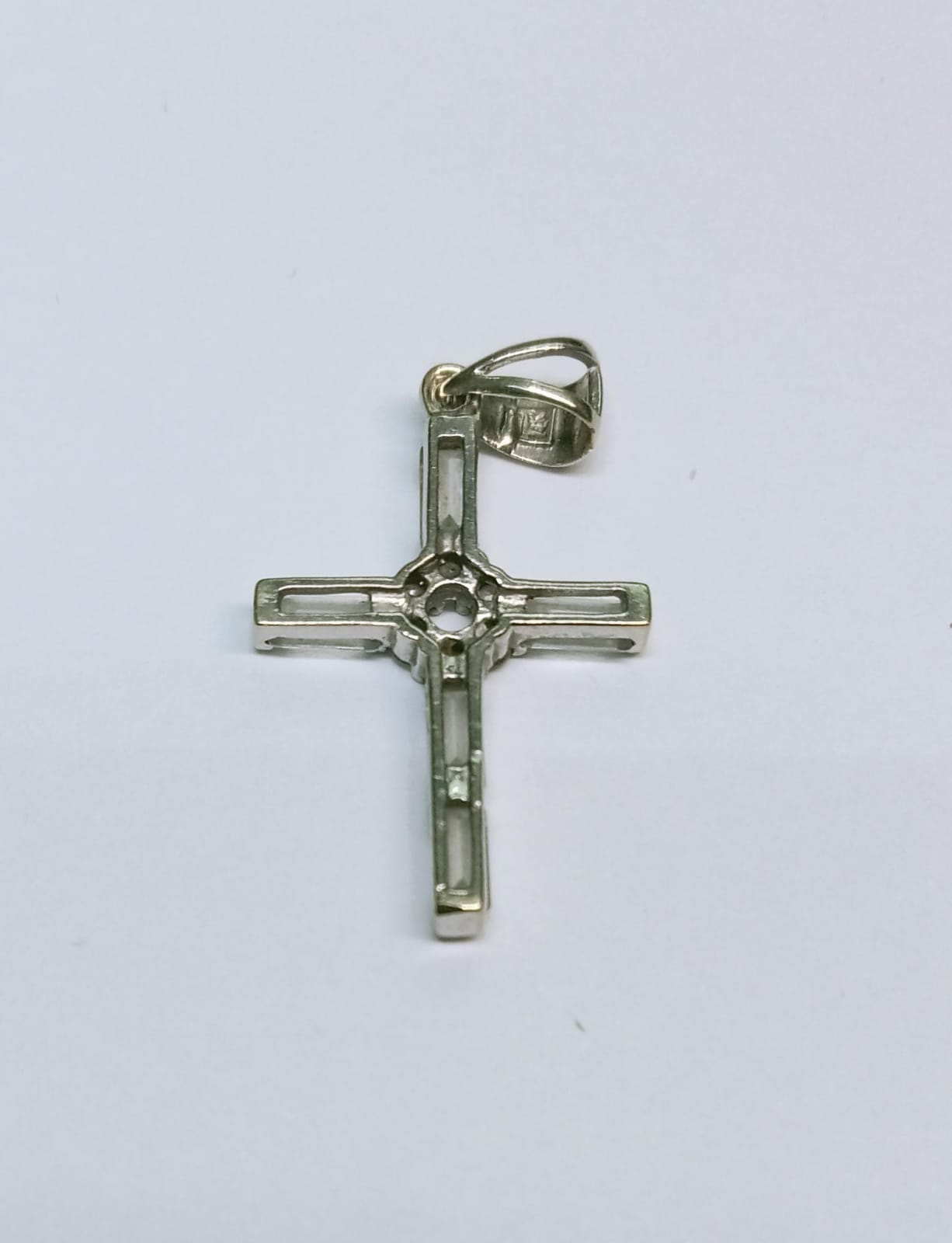 Dije Cruz en Oro 14K con Piedra Sintética – 1.1g