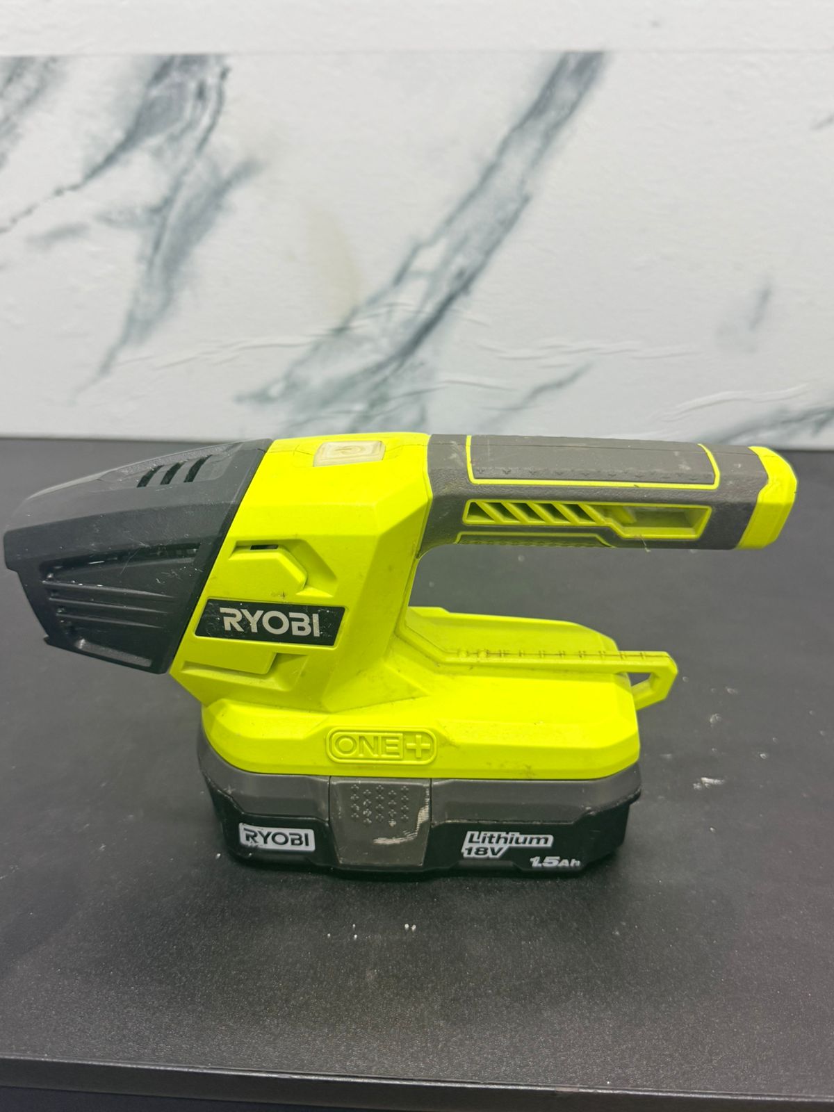 🔋✨ Combo Ryobi: Aspiradora + Lámpara con Cargador ✨🔋