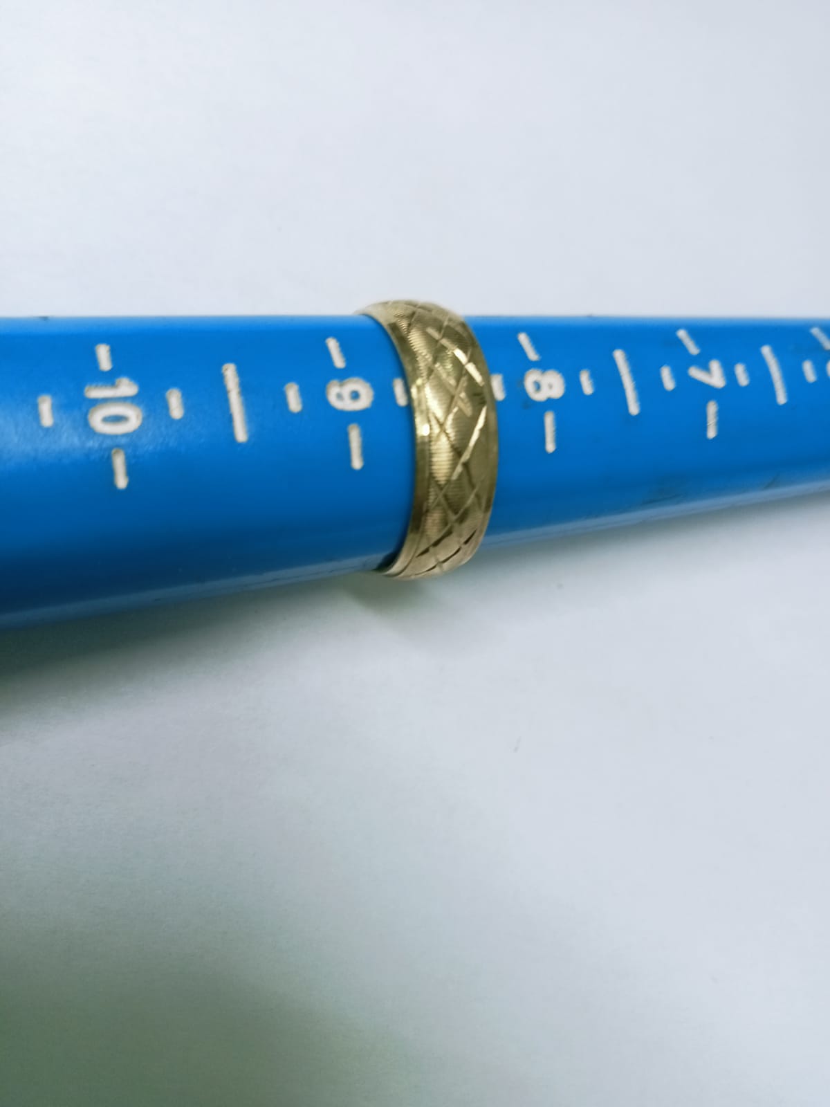 Argolla de Oro 10k – Diseño de Triángulos Grabados – Talla 8.5 (1.9 g)