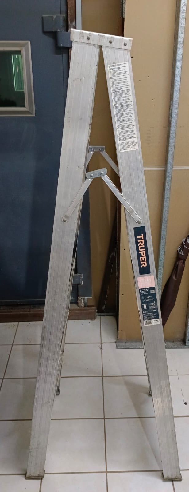 escalera 8 peldaños TRUPER ested-25, usado