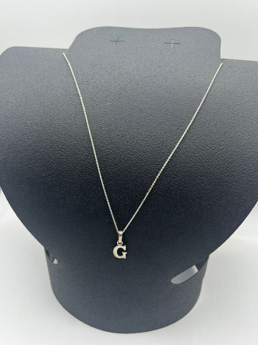 Cadena tejido cerrado circular con dije letra g 2.5 grs 26cm baño de plata