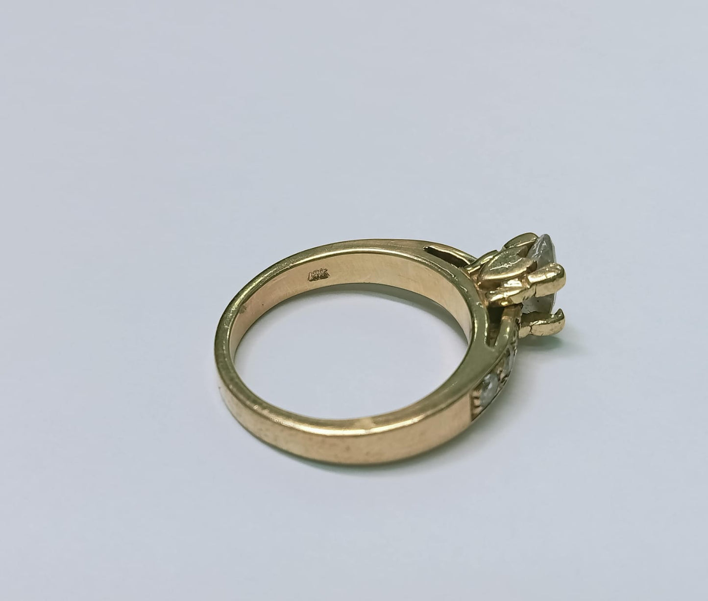 Anillo Solitario en Oro de 18k con Diamantes Laterales