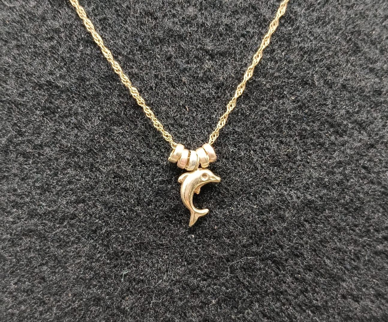 Cadena con dije de delfin ORO 10k peso 1.4gr, usado