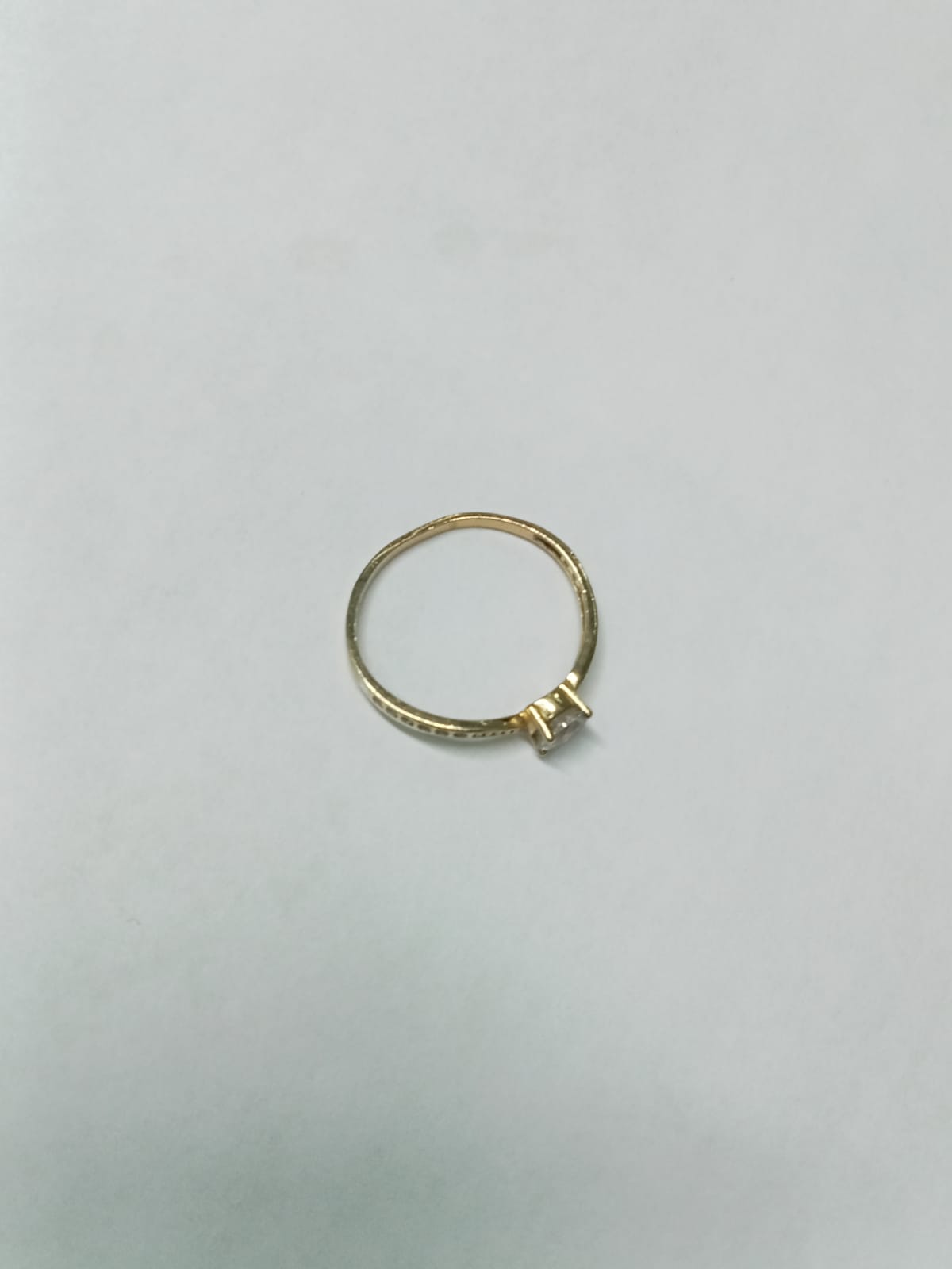 ✨ Anillo de Oro 10k con Piedras Sintéticas – Talla 7 ✨