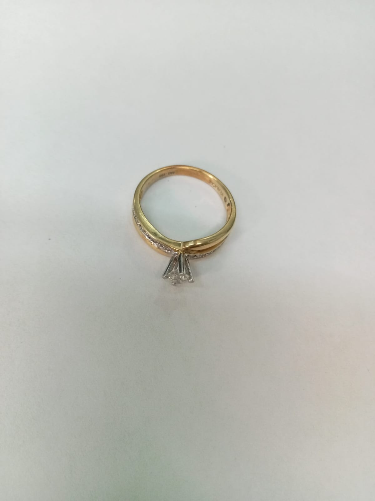 ✨ Anillo Solitario de Oro 14K con Línea Blanca y Destellos – Talla 6 ✨