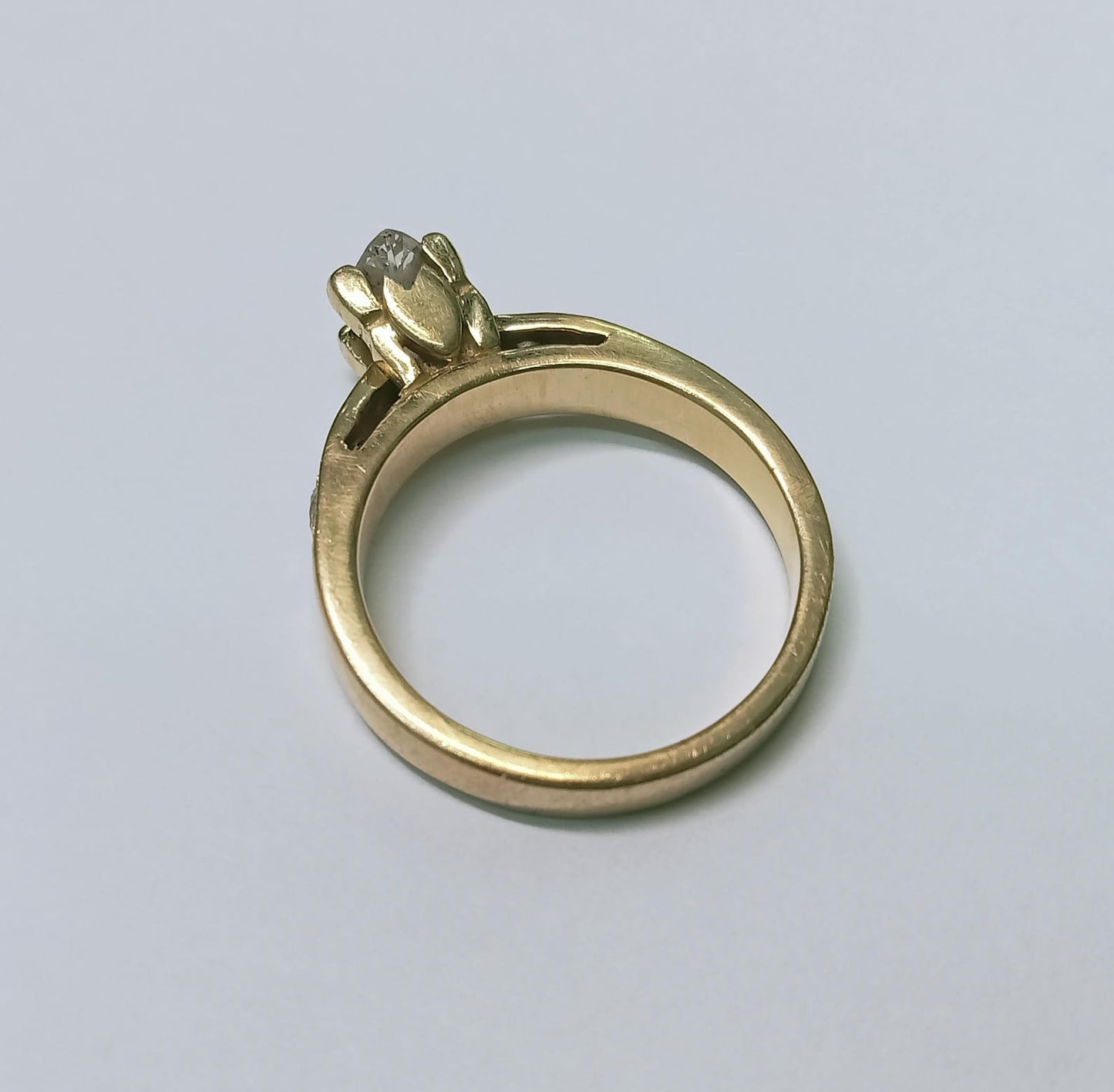 Anillo Solitario en Oro de 18k con Diamantes Laterales