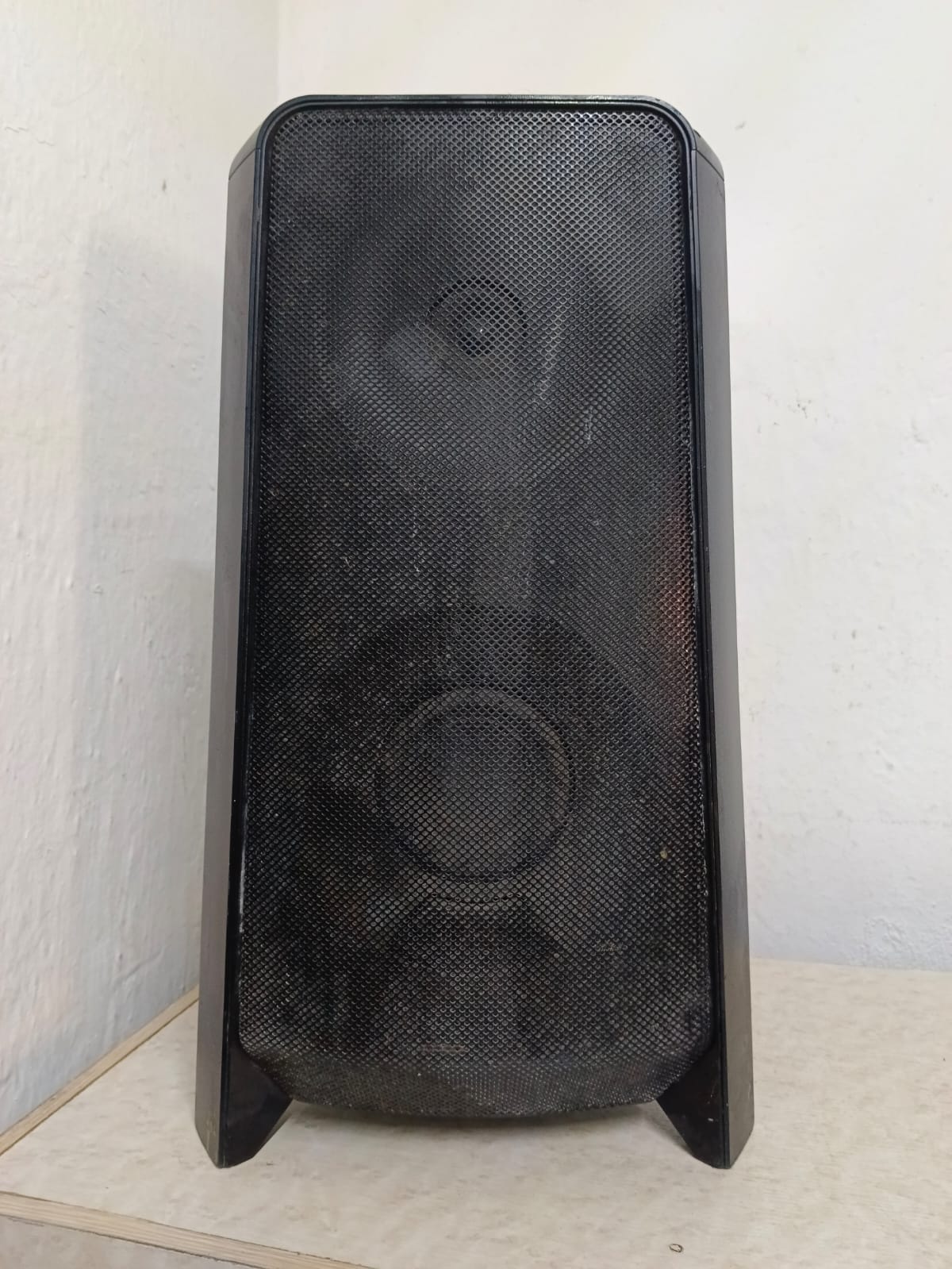 Bocina Samsung mx-t40 con luz, usado