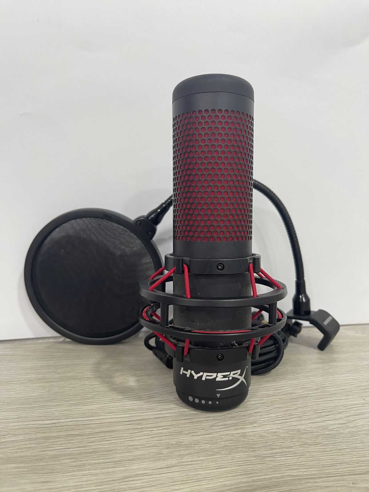 HyperX QuadCast – Micrófono USB Condensador para Gaming y Streaming, Montura Anti vibraciones, Pop Filter, Cuatro patrones-Usado