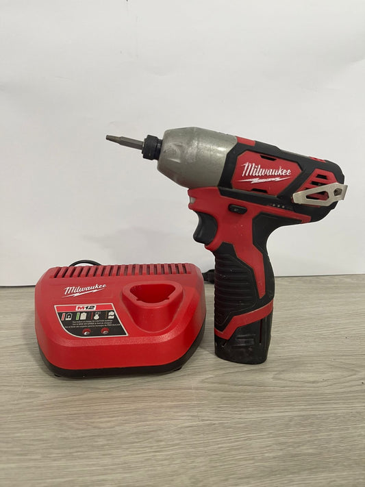 Milwaukee 2401-22 M12, 12 voltios, iones de litio, 6.35 mm-Usado