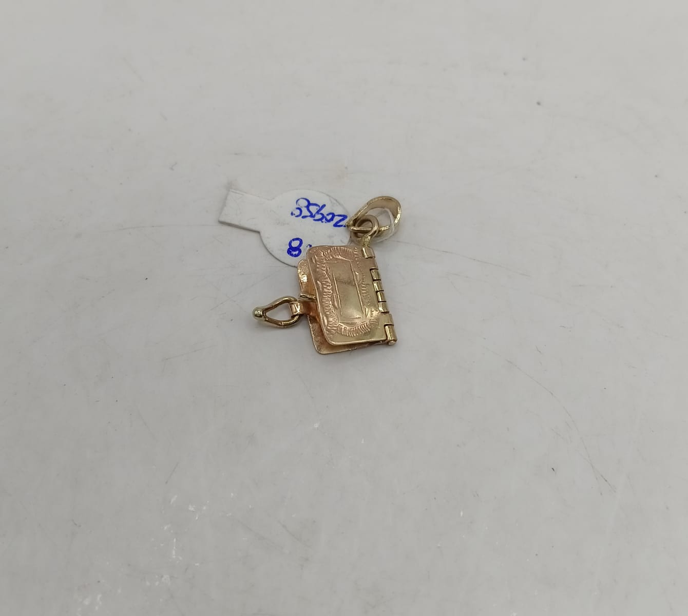 Dije de libro ORO 10k peso 1.8gr, usado