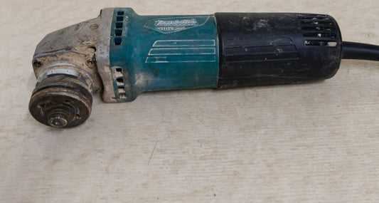 Mini esmeril MAKITA 9557hp sin disco, usado