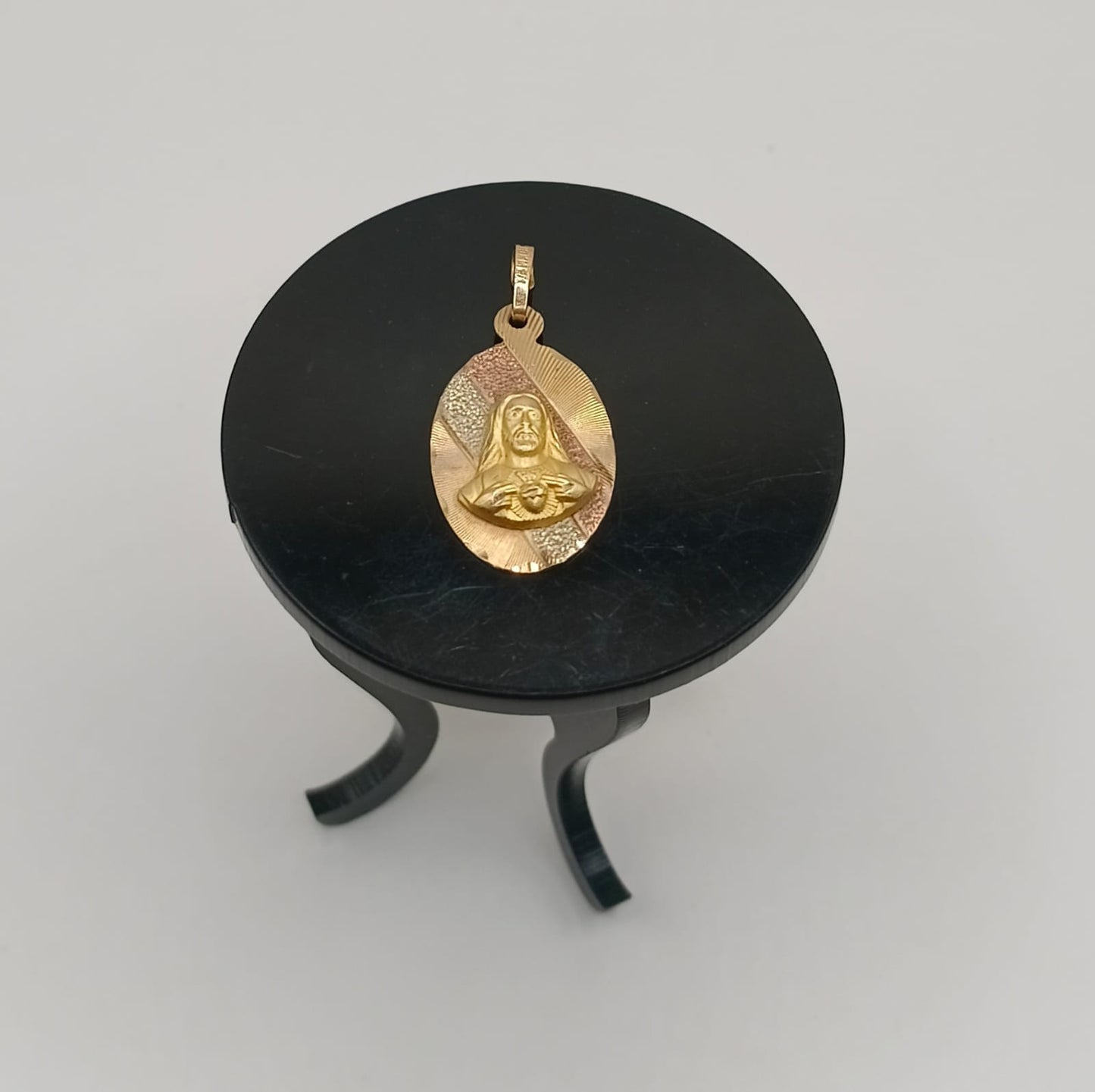 Dije religioso ORO 8k peso 1.9gr, usado